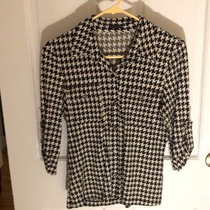 Cozy, classic silk/spandex j. McLaughlin button front top.